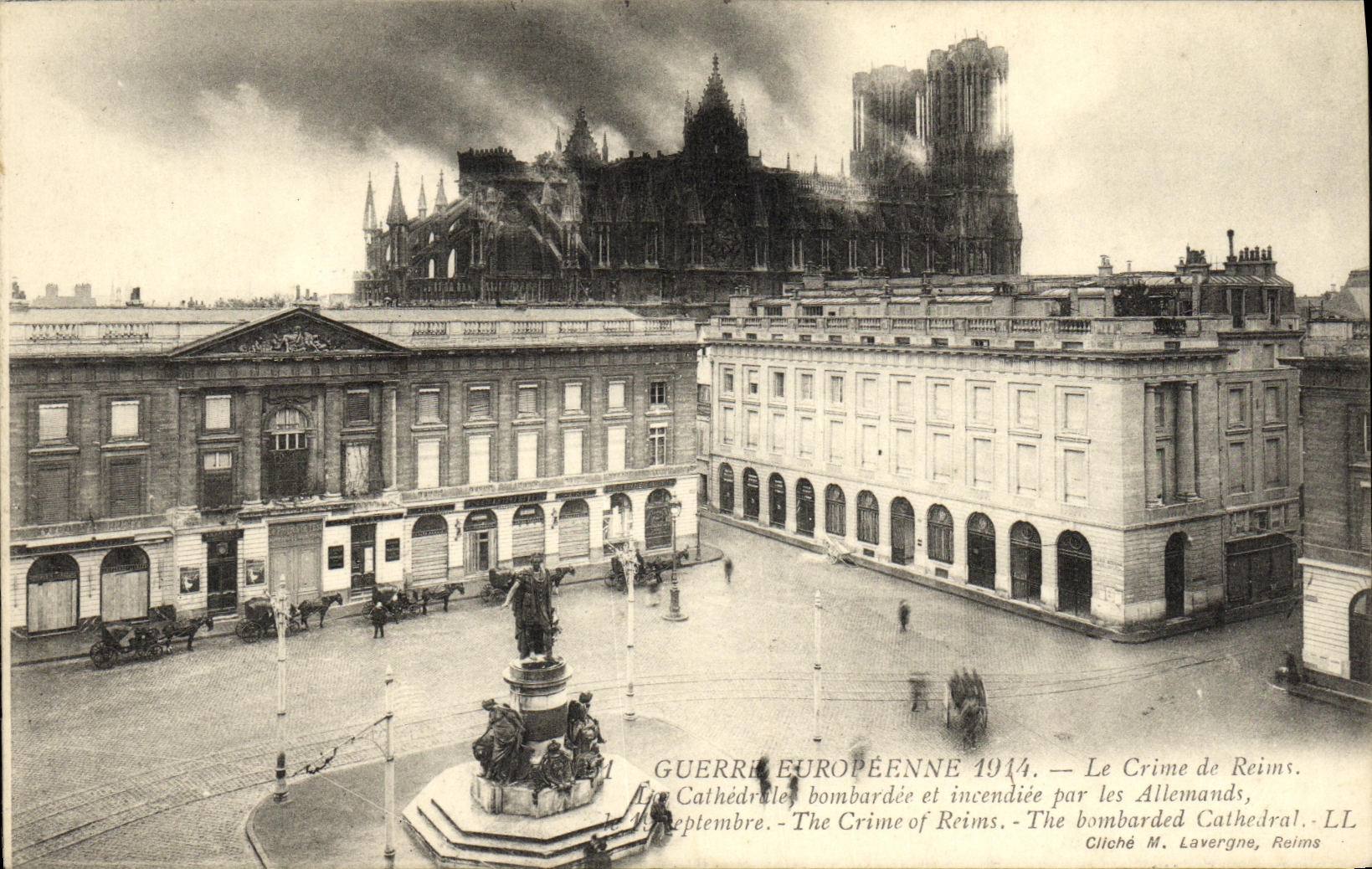 CPA Militaria Guerre Europeenne Le Crime de Reims La cathedrale bombardee et incendiee par les allemands 