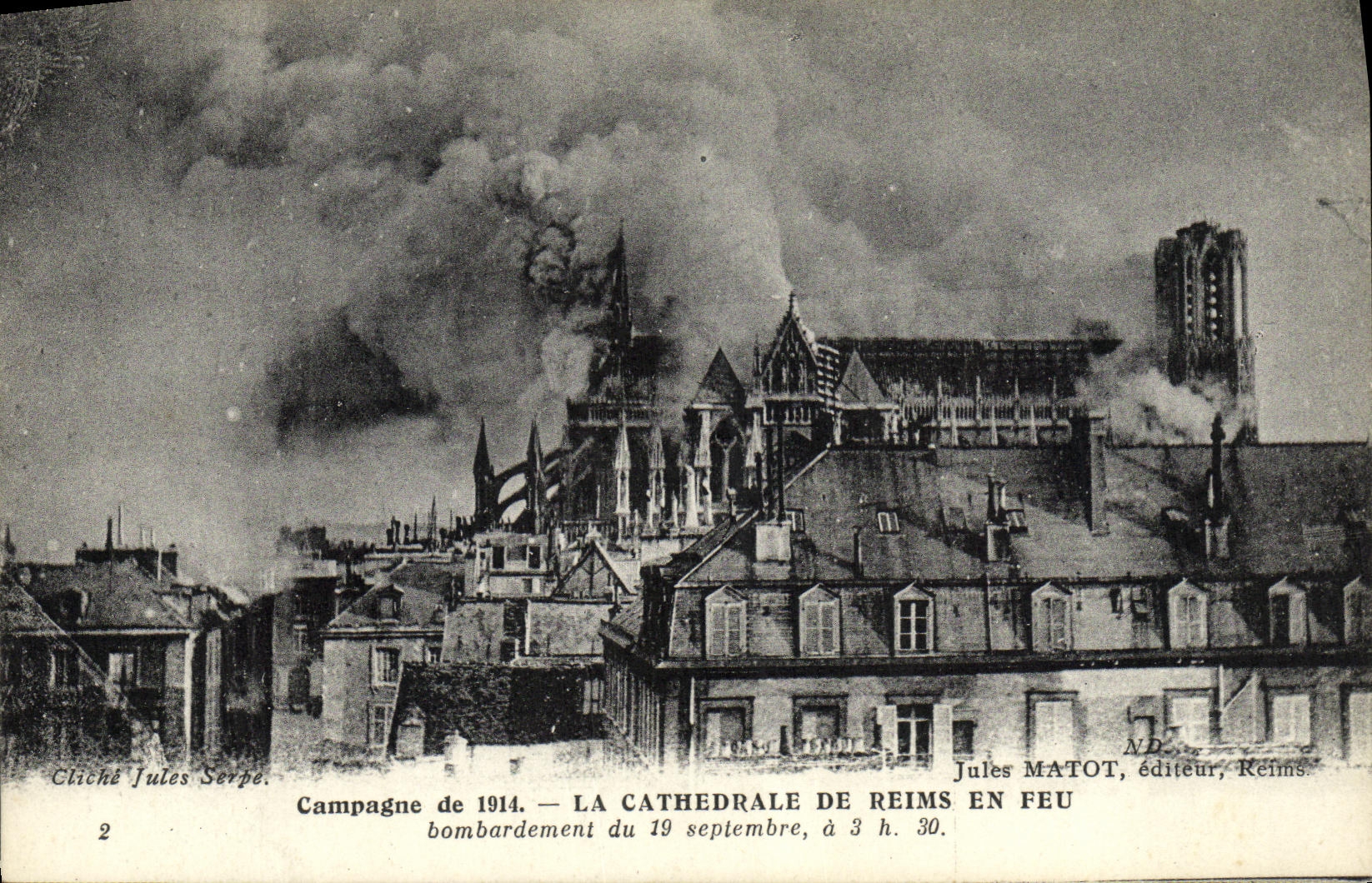 CPA Militaria Campagne La Chathedrale de Reims en Feu