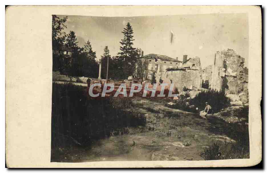 CARTE PHOTO Militaria Soldats dans un village en ruines