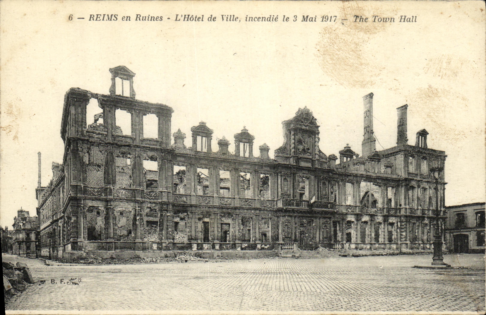 CPA Reims en Ruines L Hotel de ville incedie le 3 mai 1917 Militaria