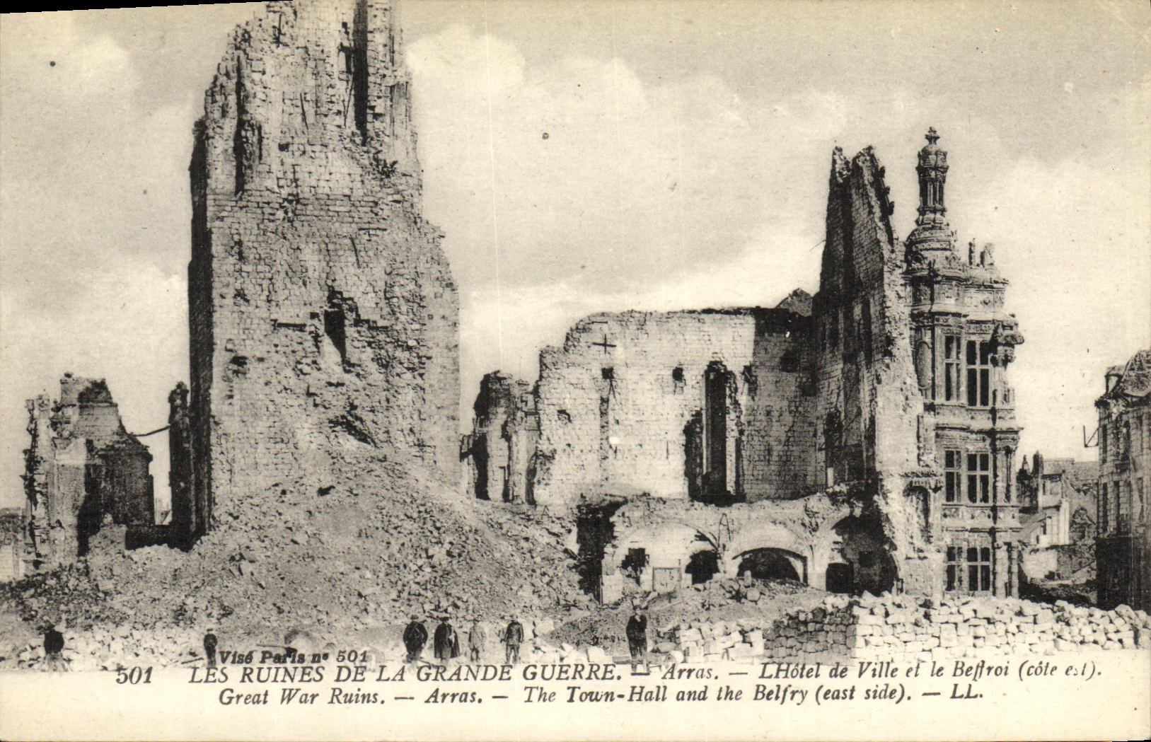 CPA Les Ruines de la Grande Guerre Arras L Hotel de Ville et le Beffroi Militaria