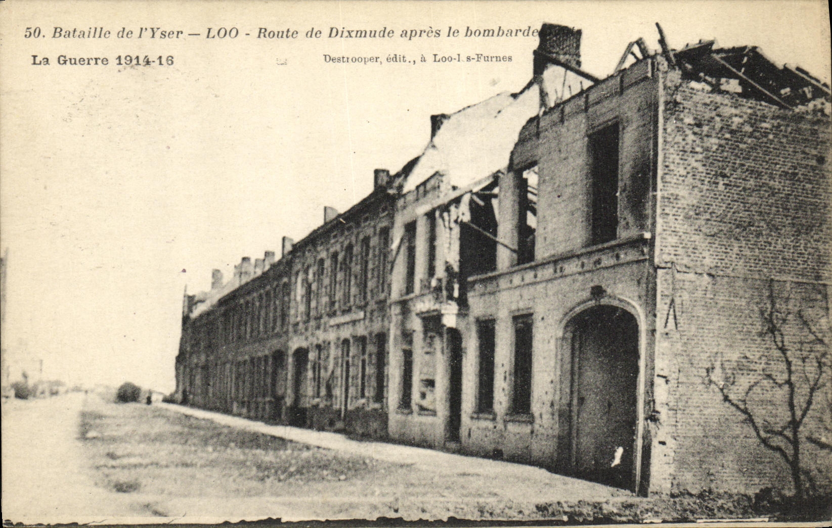 CPA Route de Dixmude Loo apres le bombardement Militaria