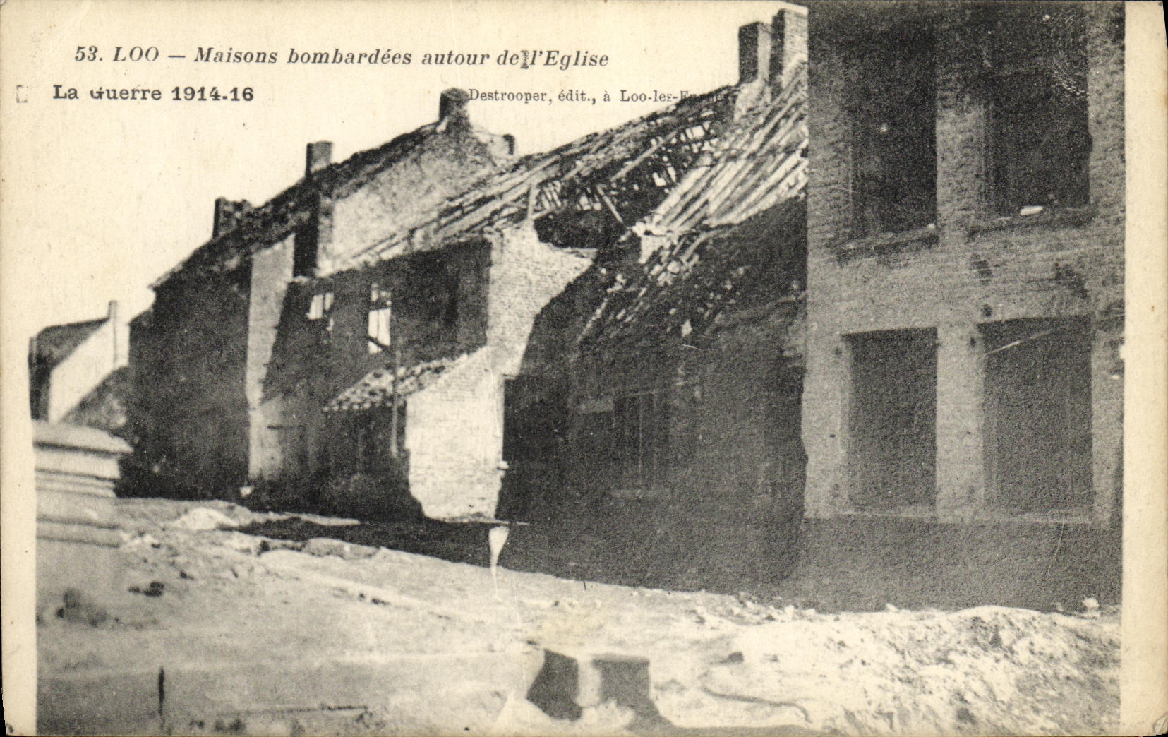 CPA Loo Maisons bombardees autour de l Eglise Militaria