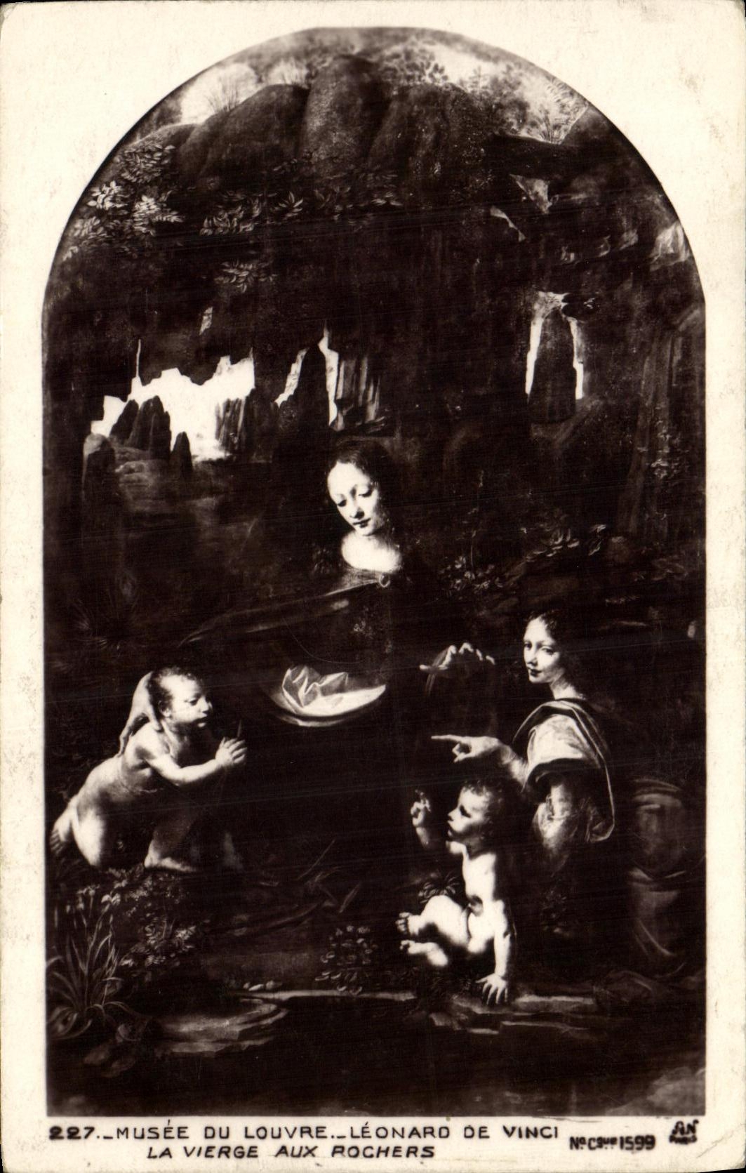 CPA Musee du Louvre Leonard de Vinci La vierge aux rochers