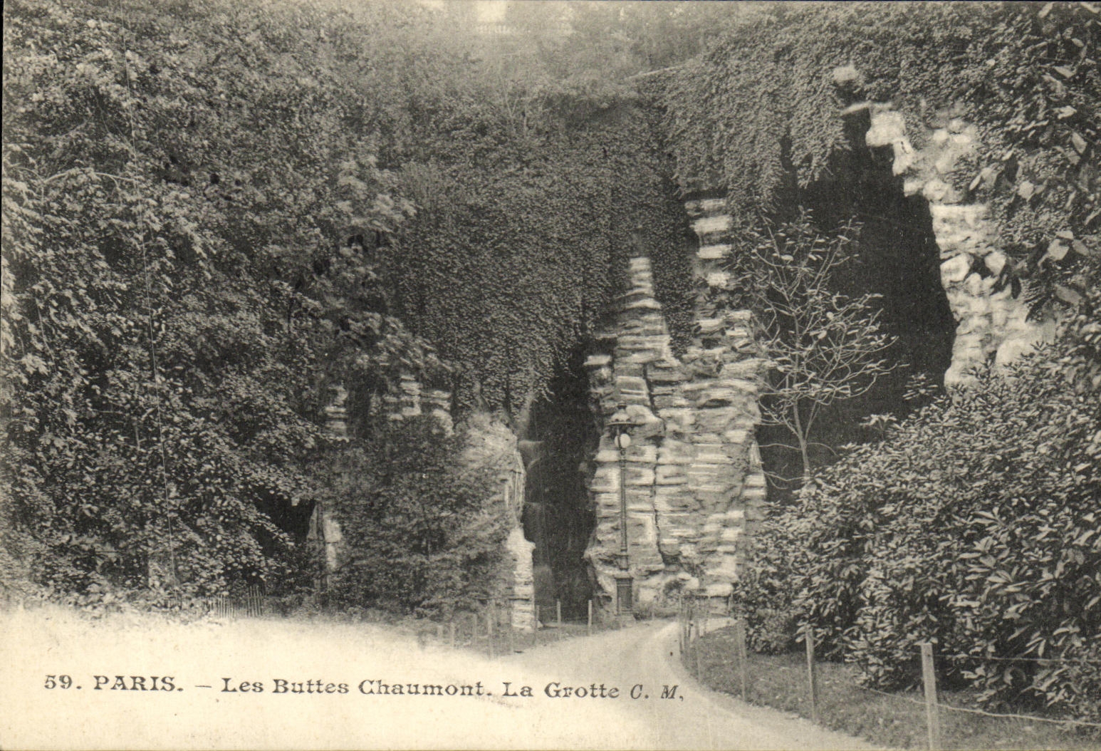CPA Paris Les Buttes Chaumont La grotte
