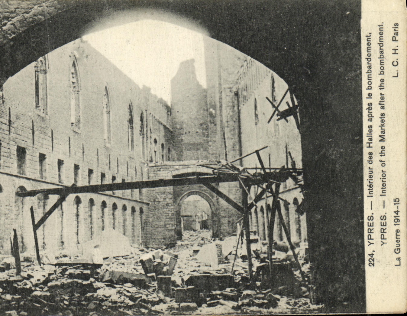 CPA Ypres Interieur des halles apres le bombardement Militaria