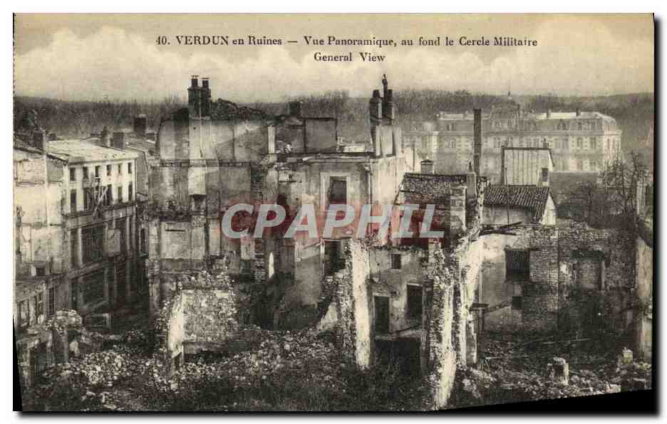 Verdun in Ruinen — Panoramablick, im Hintergrund der Militärkreis — n°40