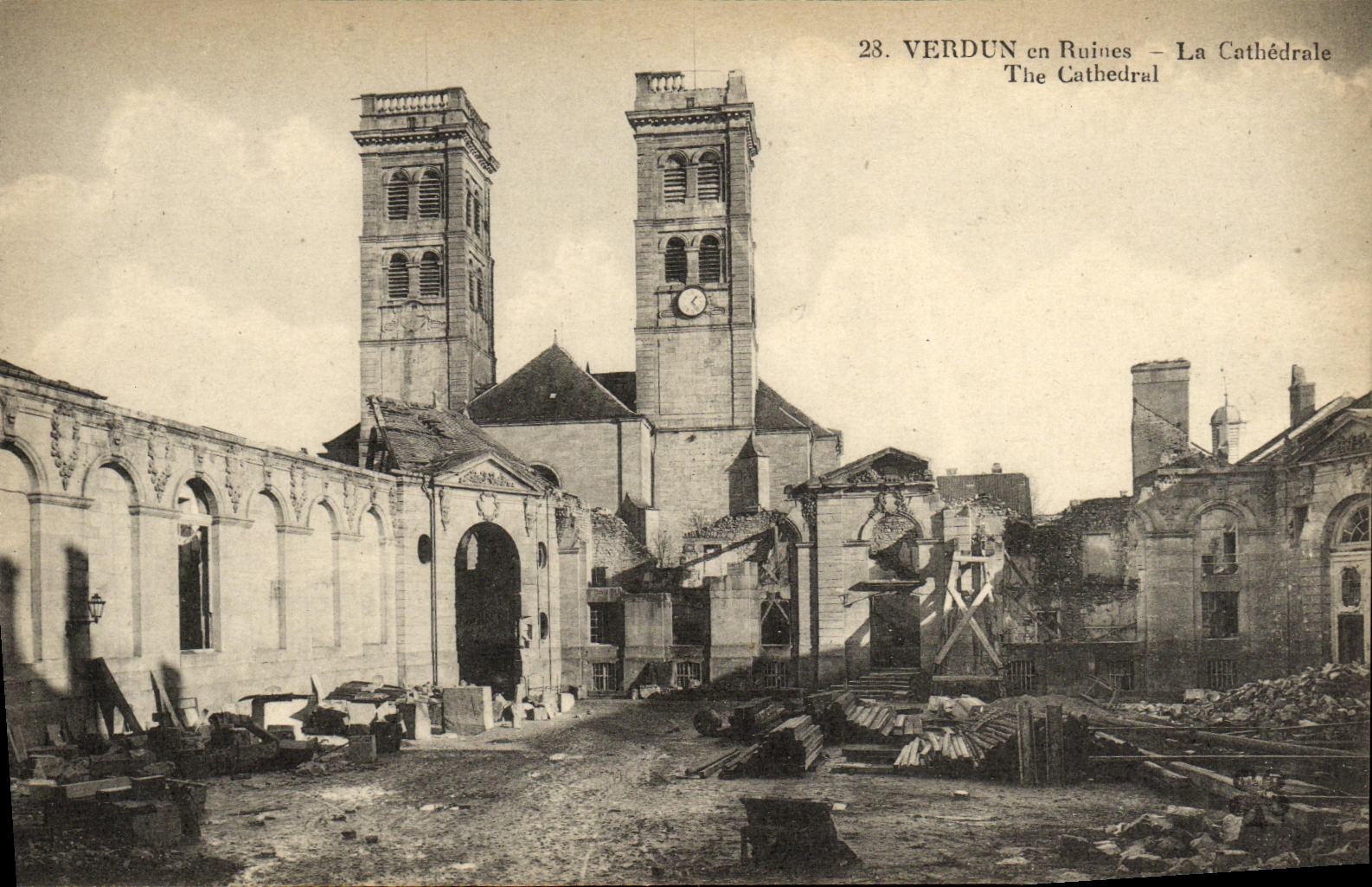 CPA Verdun en Runes La cathedrale Militaria