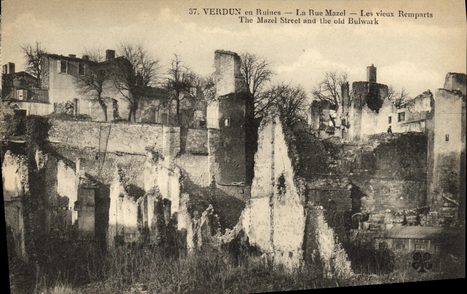 Verdun en Ruines — La Rue Mazel — Les vieux Remparts — Éditeur non visible