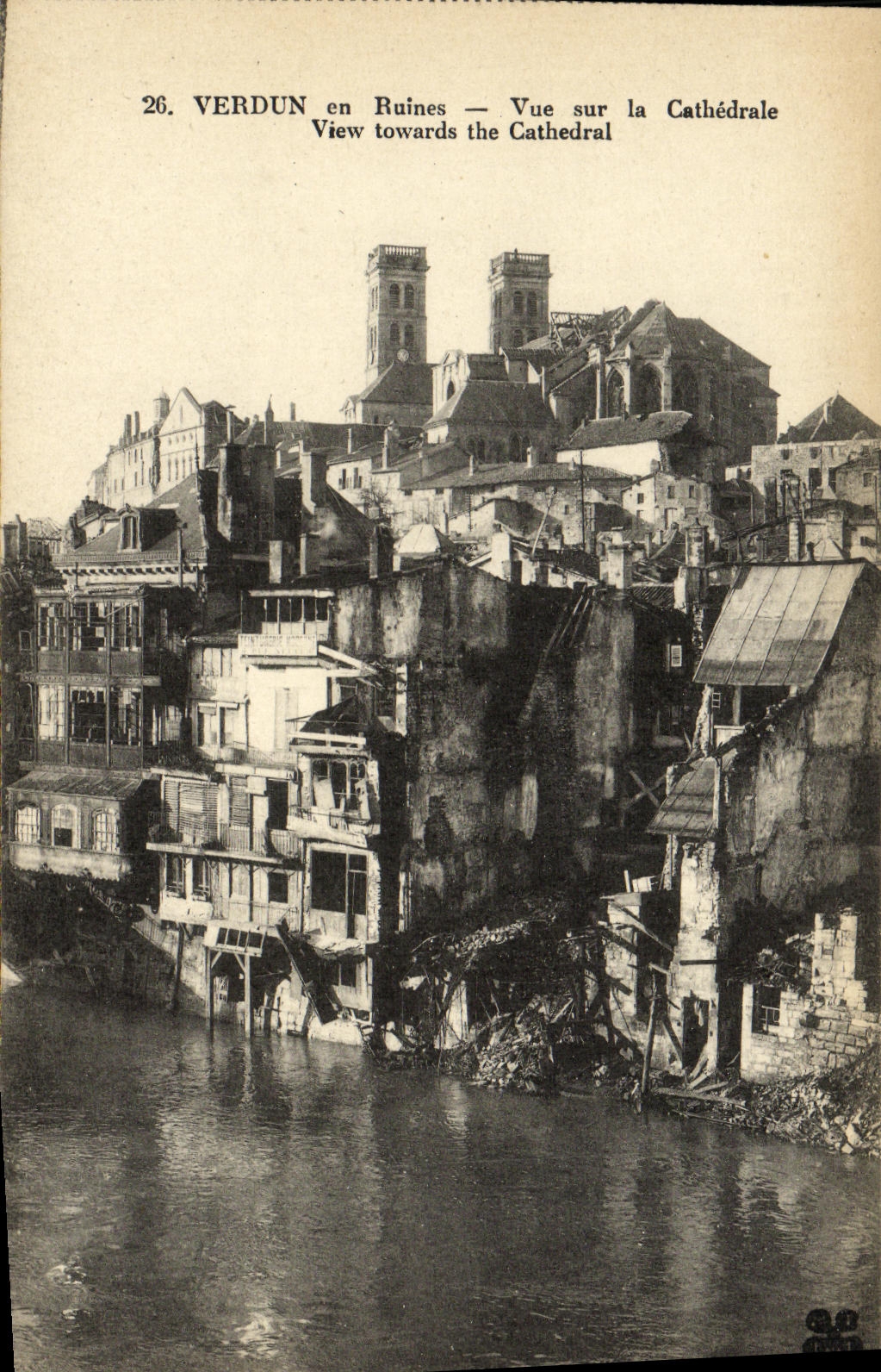 CPA Verdun en Ruines Vue sur la cathedrale Militaria