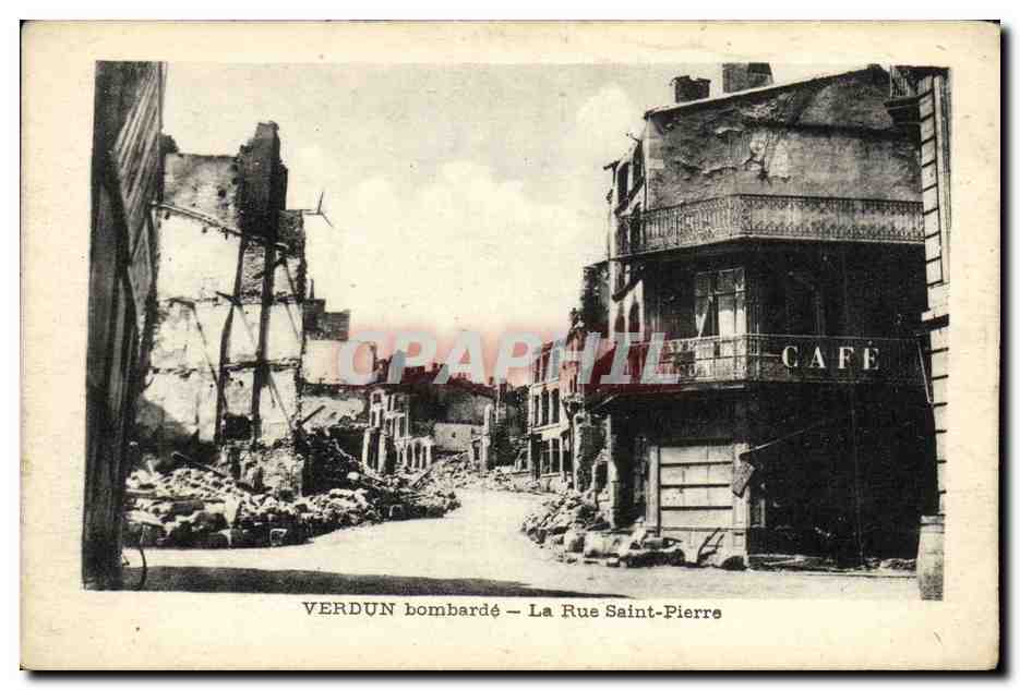 CPA Militaria Verdun Bombarde la Rue Saint Pierre Cafe