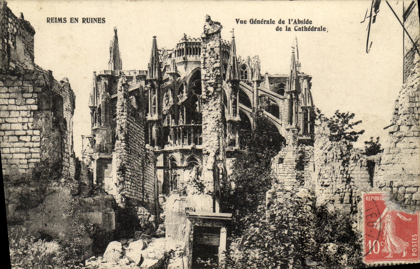 Reims en ruines — Vue Générale de l'Abside de la Cathédrale — éditeur LB, n° de série non visible