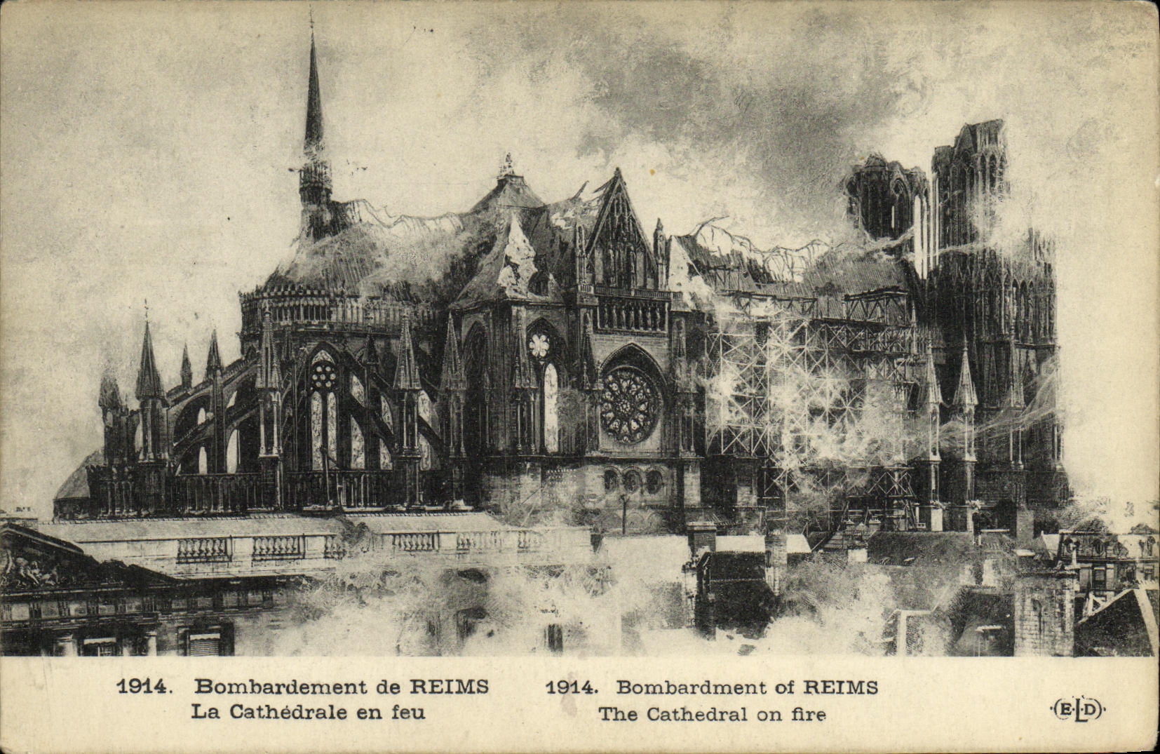 CPA Militaria Bombardement de Reims La cathedrale en feu