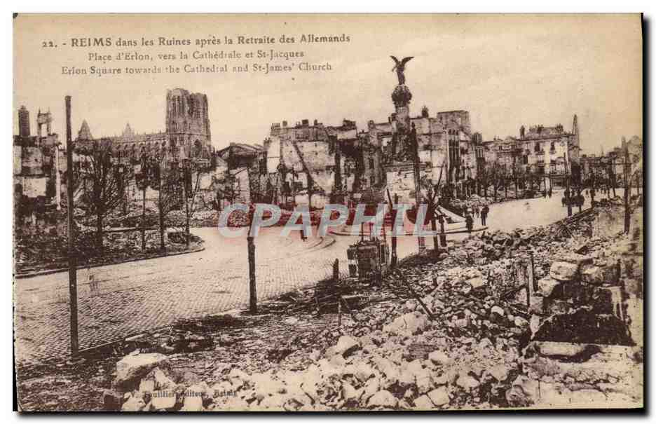 CPA Militaria Reims dans les Ruines apres la retraite des allemands Place d Erlon vers la cathedrale et St acques 