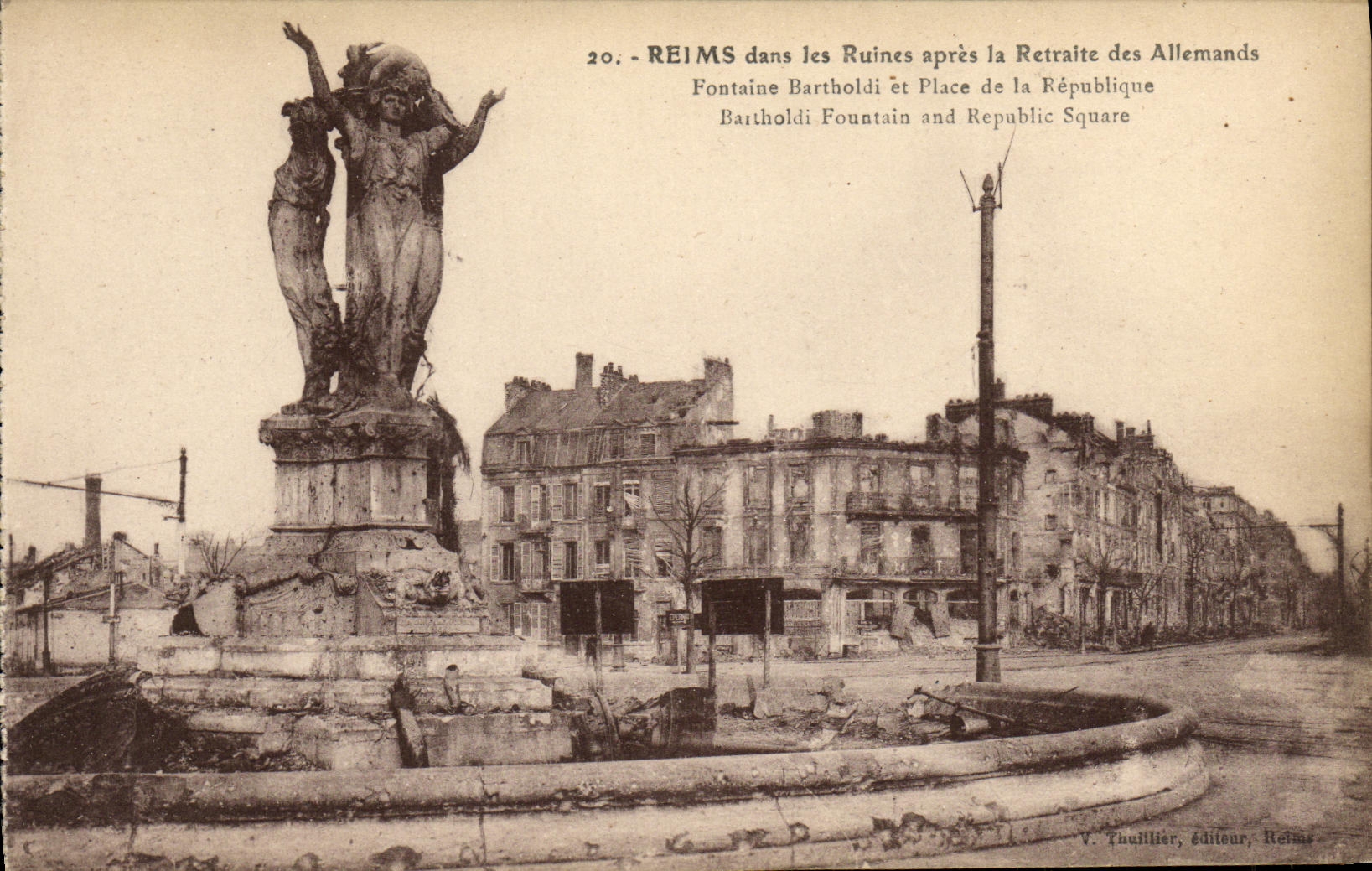 CPA Militaria Reims dans les Ruines apres la retraite des allemands Fontaine Bartholdi et place de la Republique 