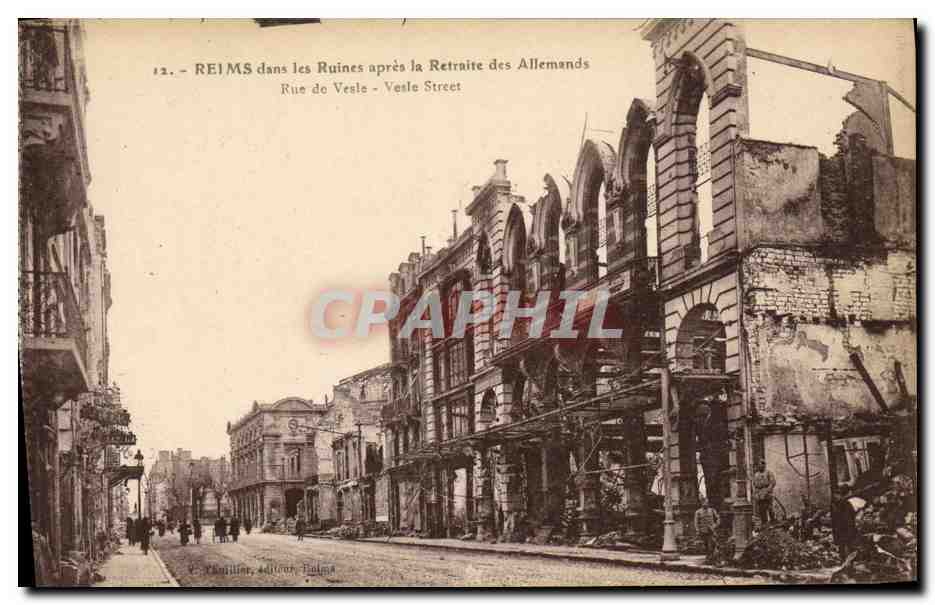 CPA Militaria Reims dans les Ruines apres la retraite des allemands Rue de Vesle 