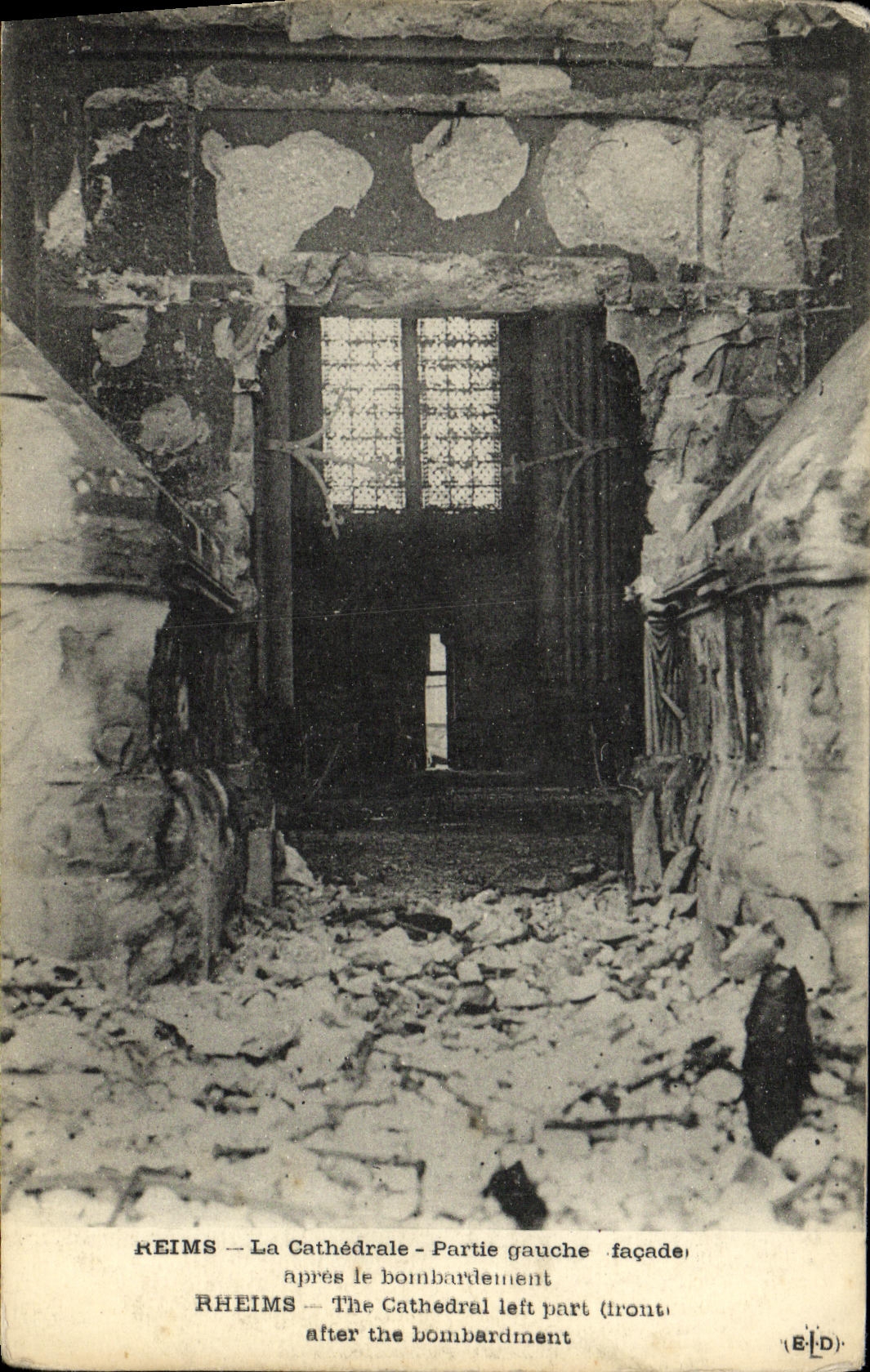 CPA Militaria Reims La Cathedrale Parte gauche 