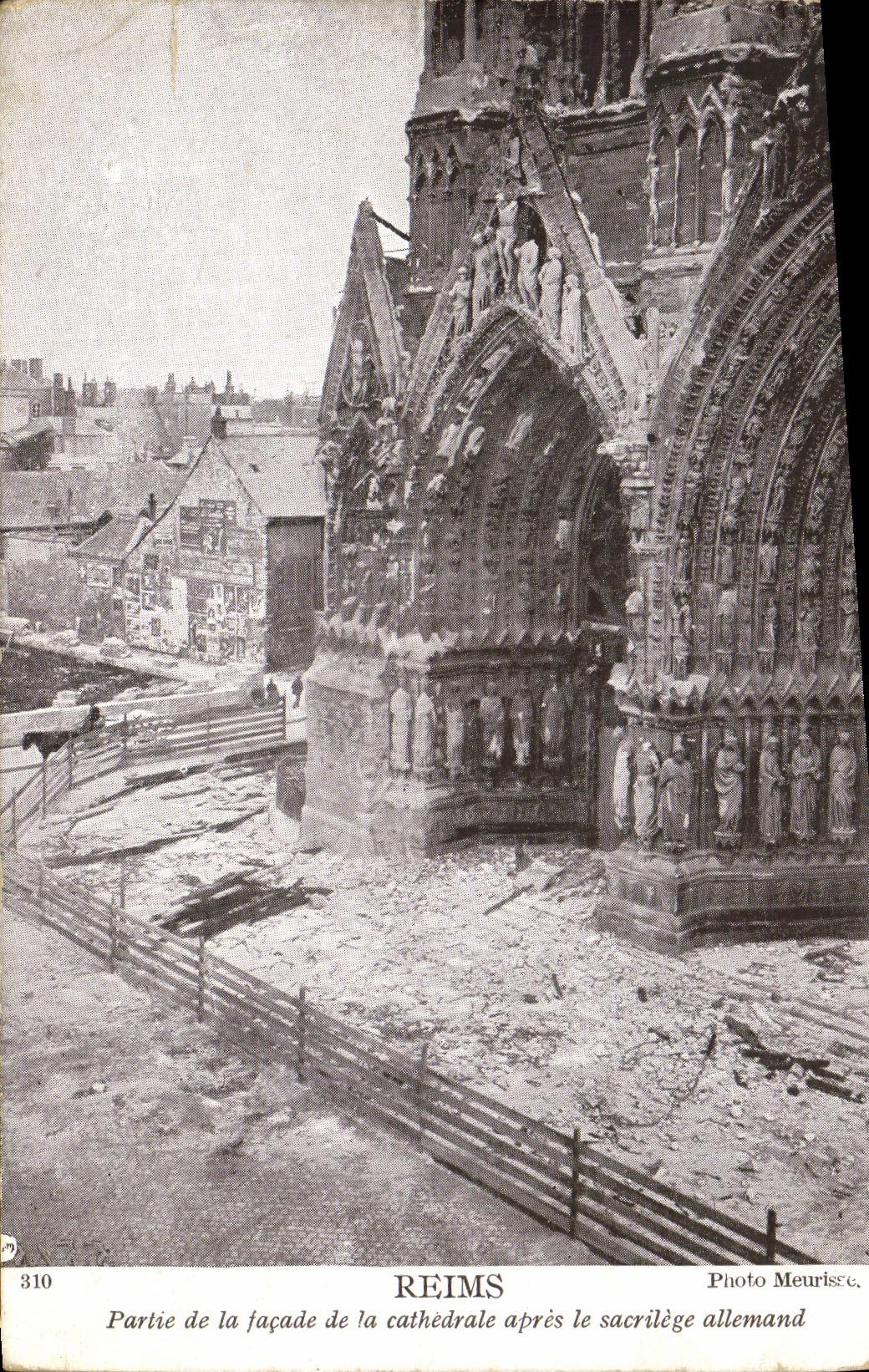 CPA Militaria Reims Partie de la facade de la cathedrale apres le sacrilege allemand 