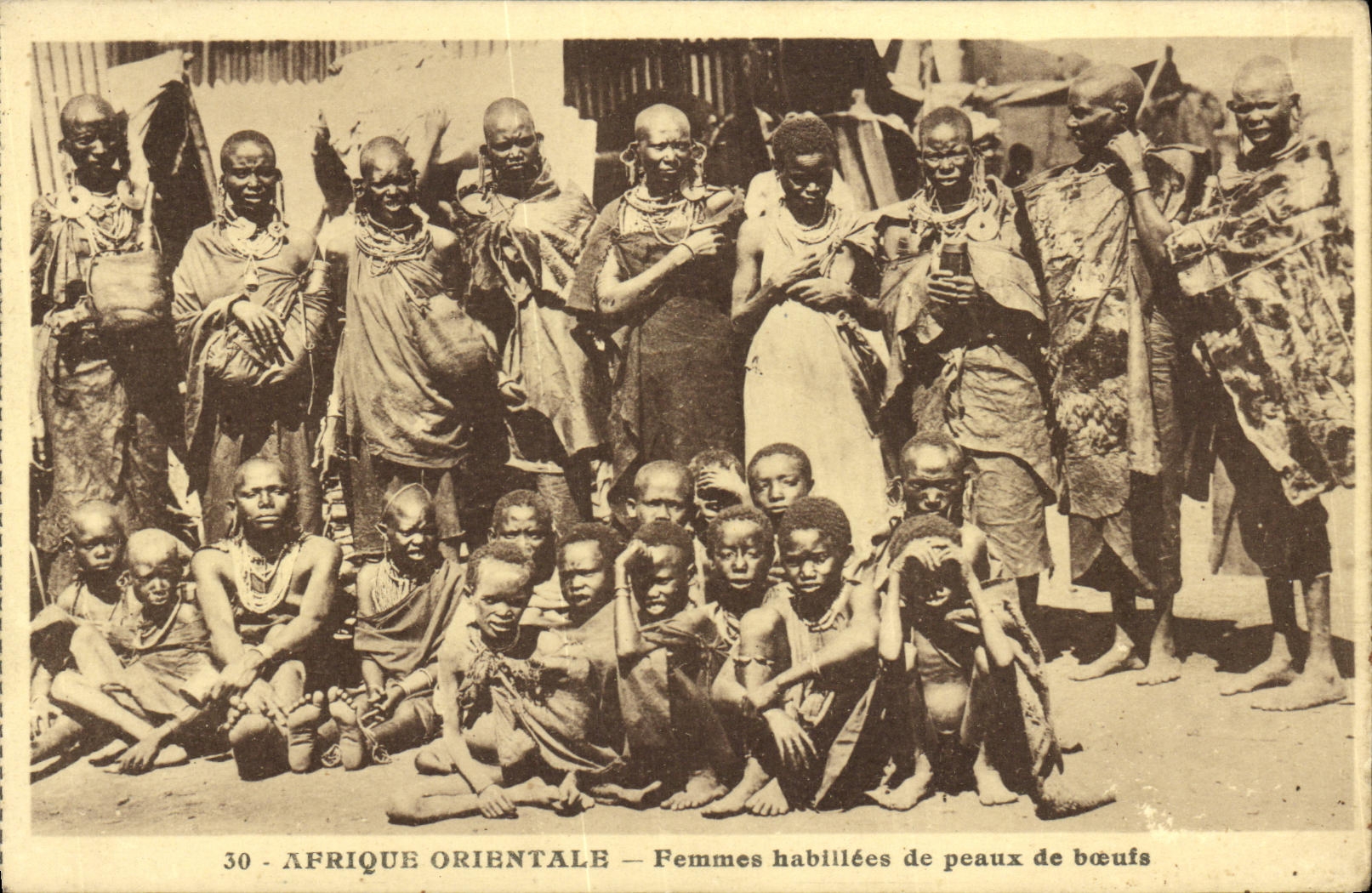 CPA Afrique Orientale Femmes Habillees de peaux de boeufs