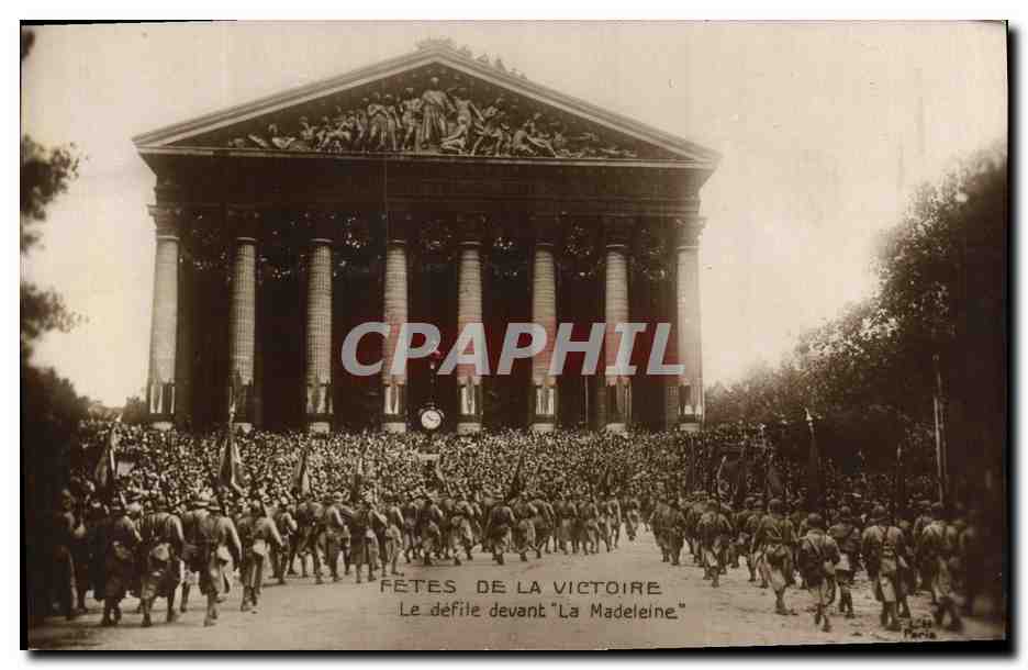 CPA Militaria fetes De La Victoire Le defile devant la Madeleine Paris 