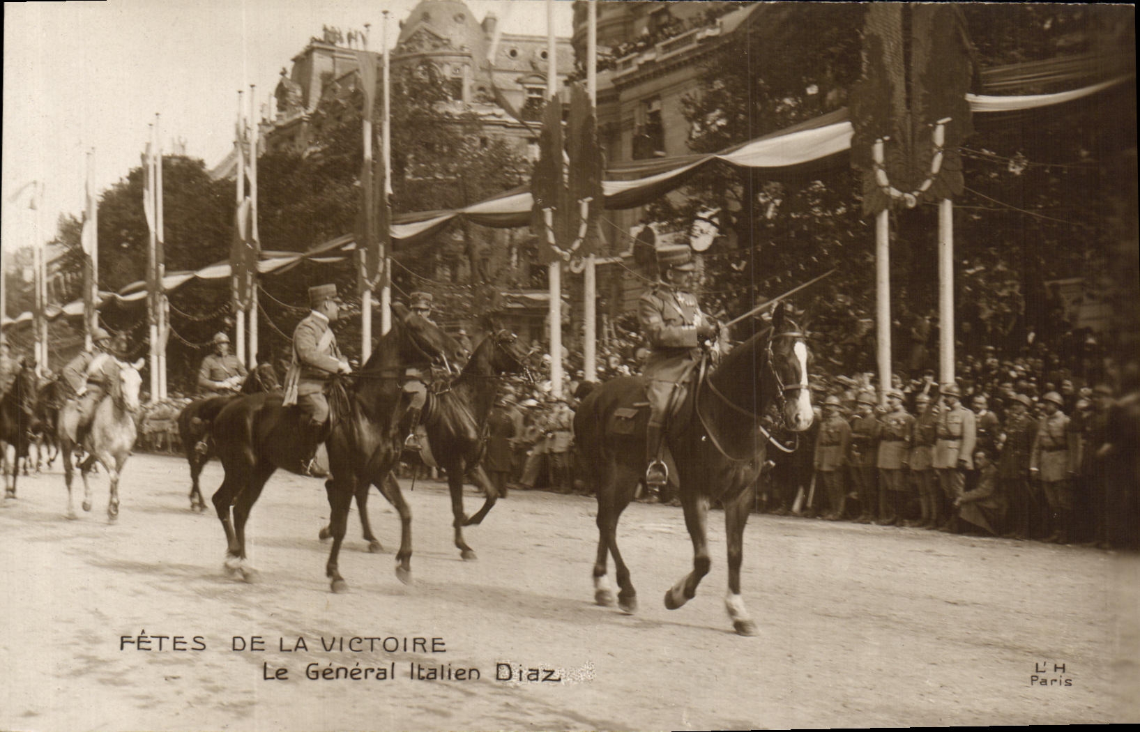 CPA Militaria Fetes De La Victoire Le general italien Diaz Paris 