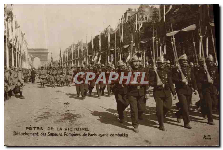 CPA Militaria Fetes De La Victoire Detachement des Sapeurs Pompiers de Paris ayant combattu Militaria