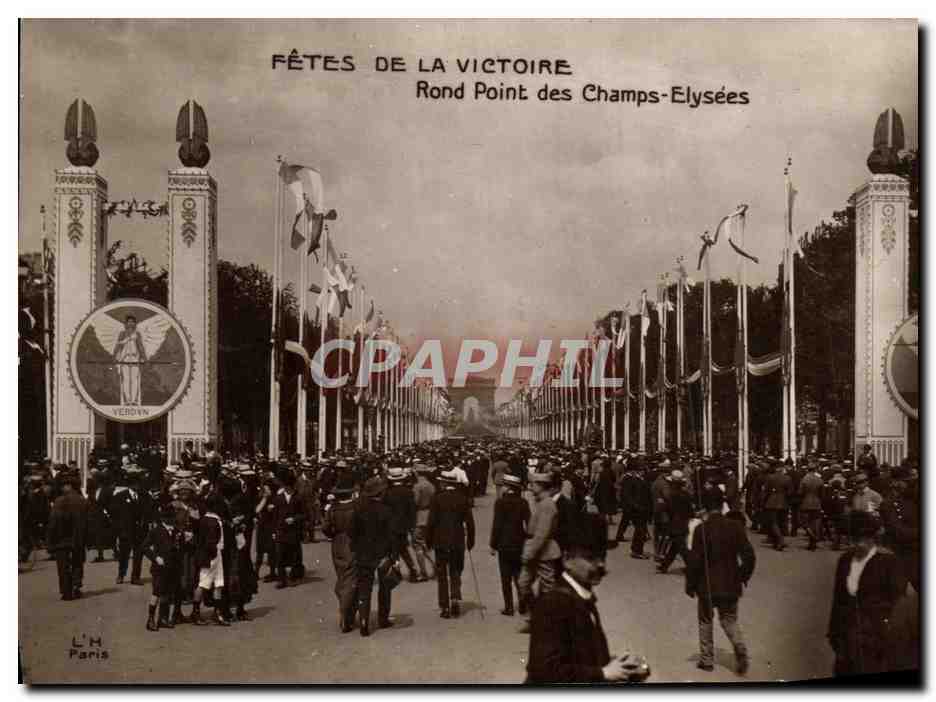 CPA Militaria Fetes De La Victoire Paris Rond point des Champs Elysees 