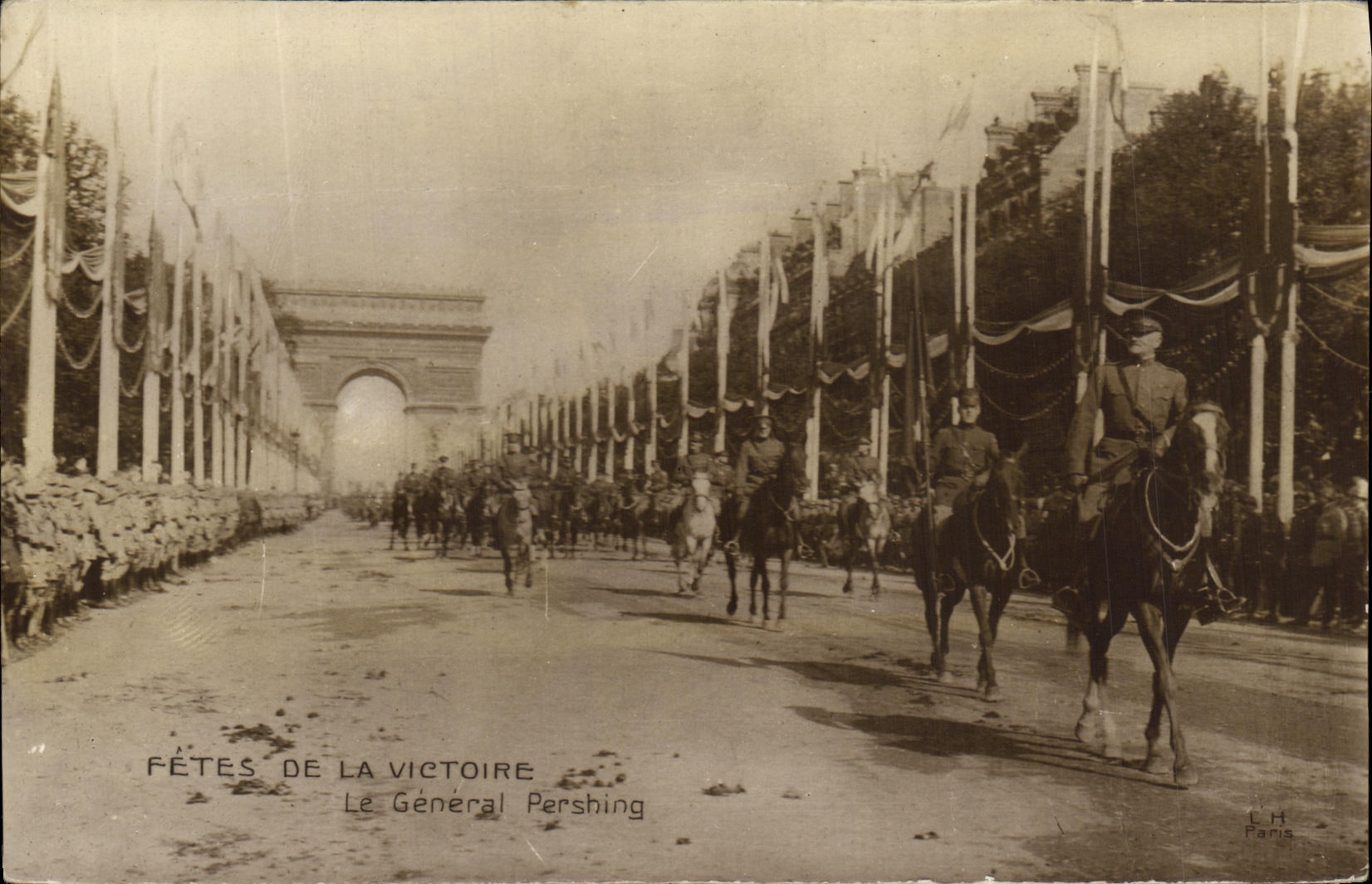 CPA Militaria Fetes De LA Victoire Le general Pershing 