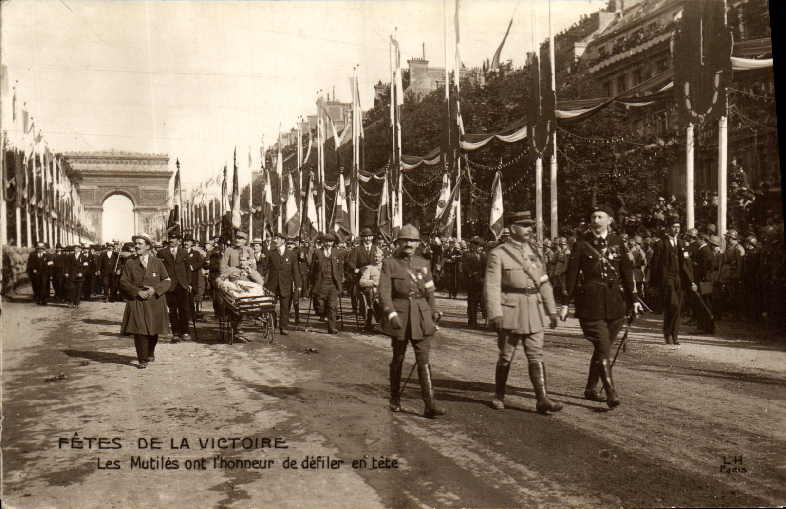 CPA Militaria Fetes De LA Victoire Les mutiles ont l honneur de defiler en tete Militaria