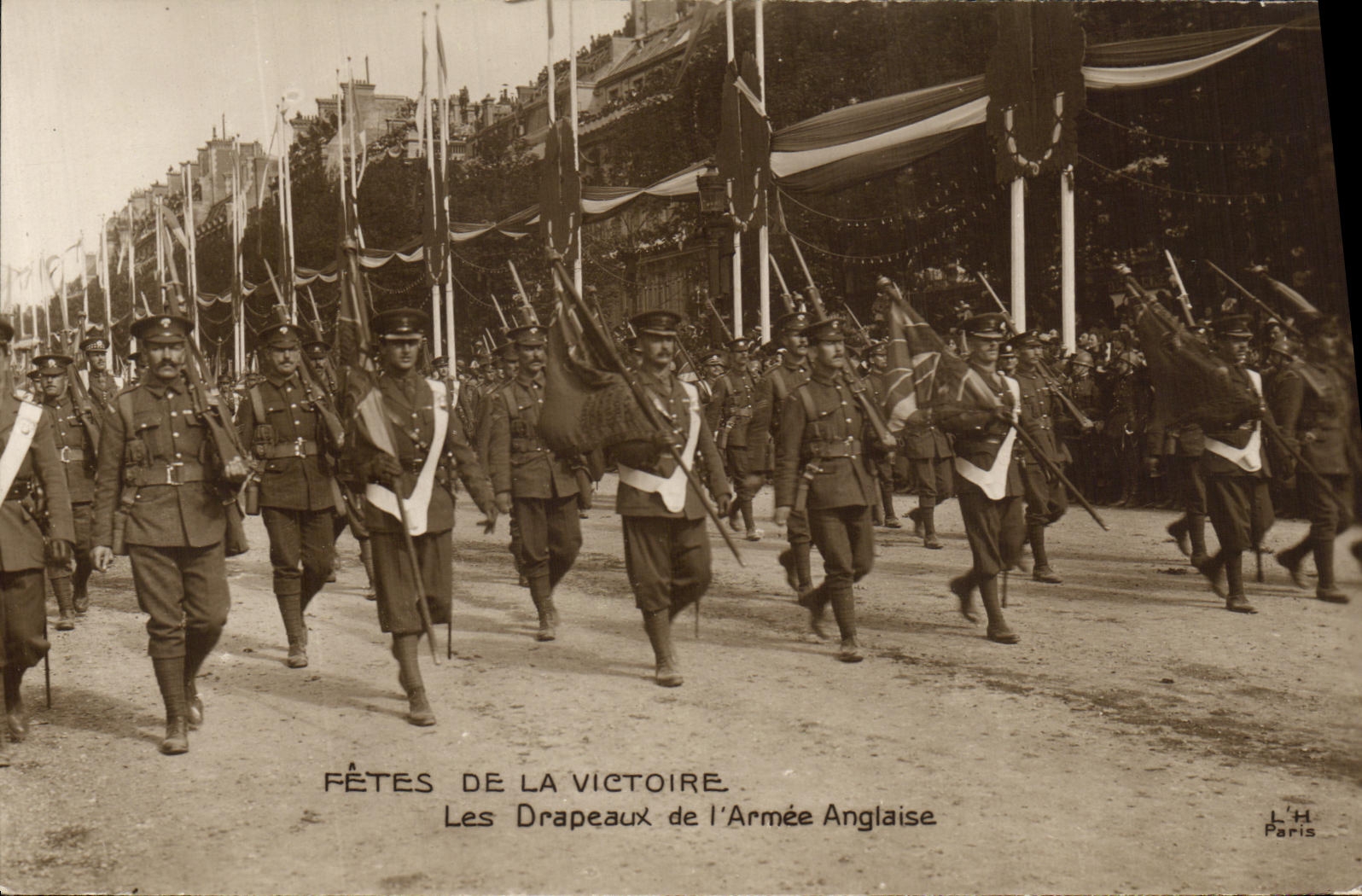 CPA Militaria Fetes De La Victoire Les drapeaux de l armee anglaise Militaria