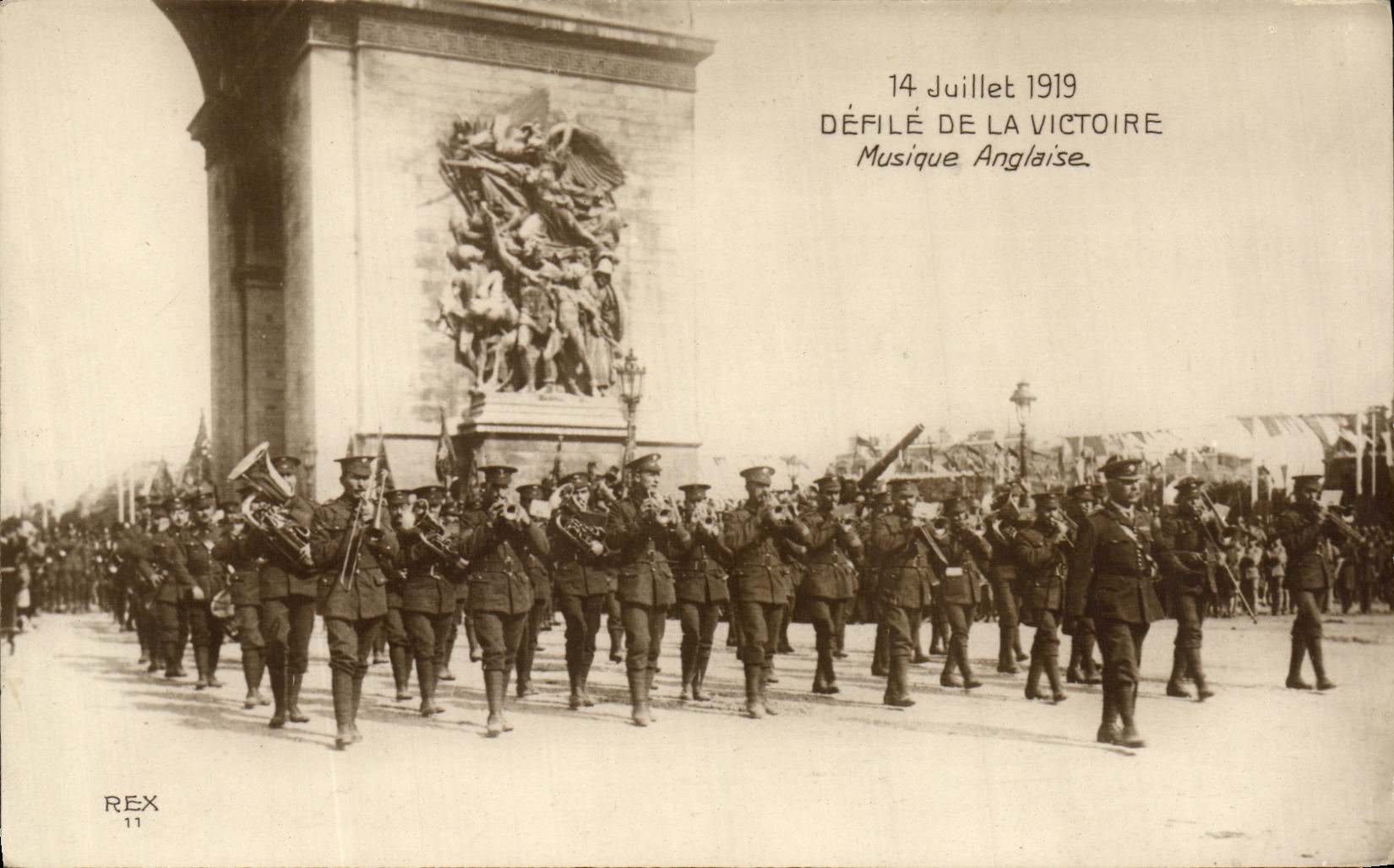 CPA Militaria Defile De La Victoire Paris Musique anglaise Militaria