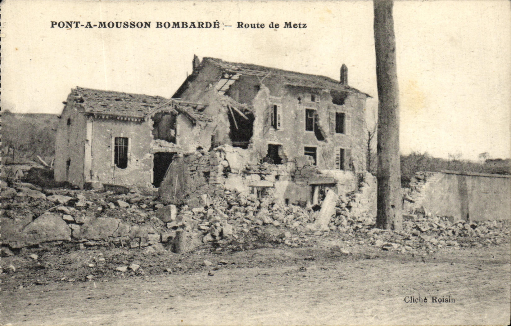 CPA Militaria Pont A Mousson Bombarde Route de Metz 
