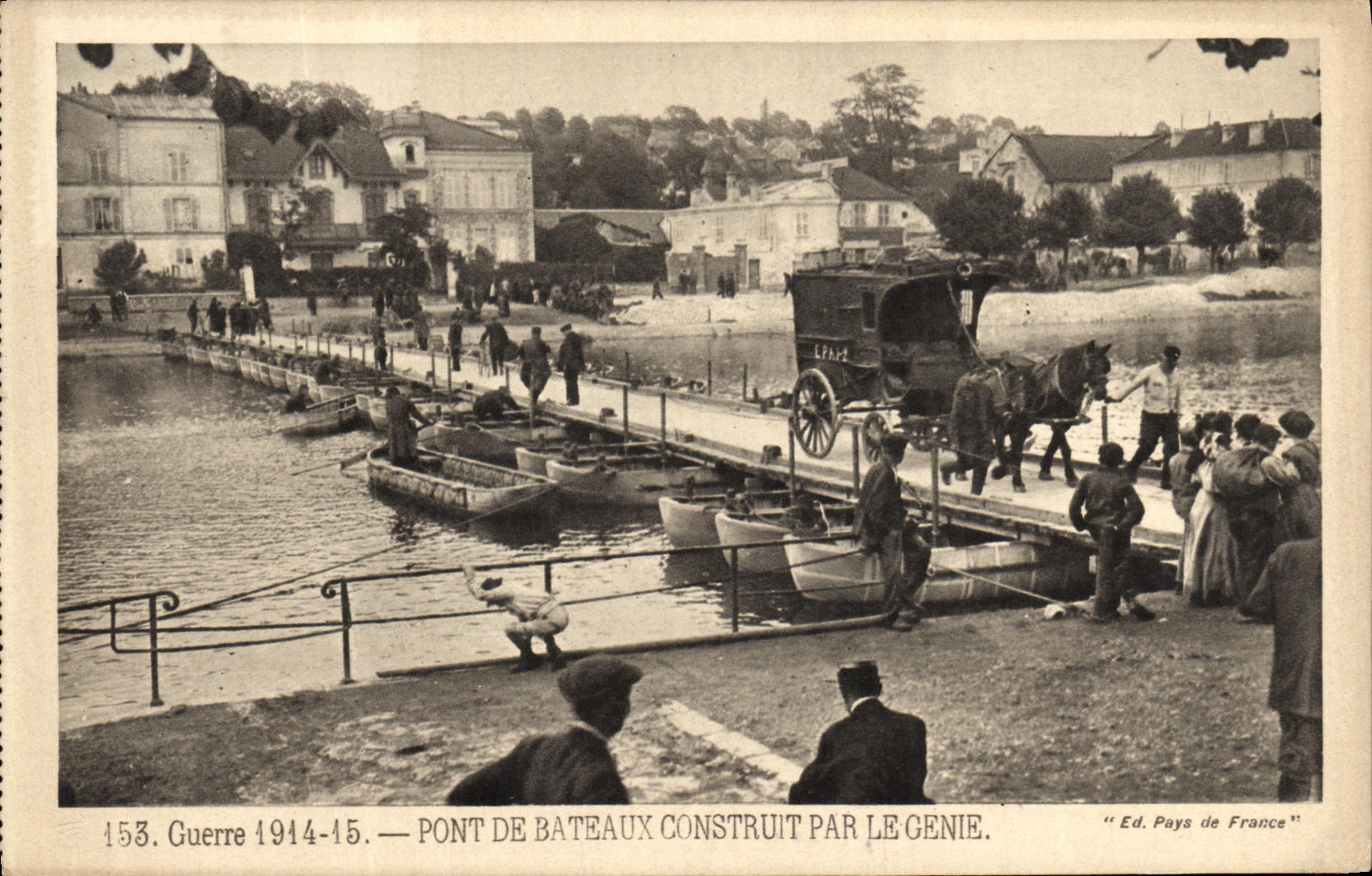 CPA Militaria Pont De Bateaux Construit Par le genie 
