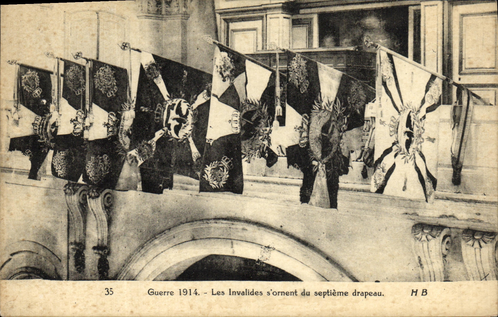 CPA Militaria Les Invalides S ornent du 7eme drapeau 