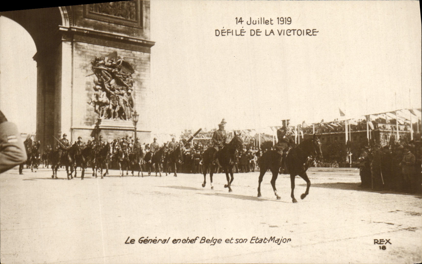 CPA Militaria Juillet Defile De La Victoire le general en chef belge et son Etat major 