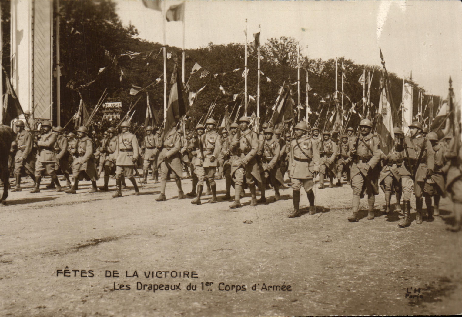 CPA Militaria Fetes De La Victoire les drapeaux du 1er corps d armee