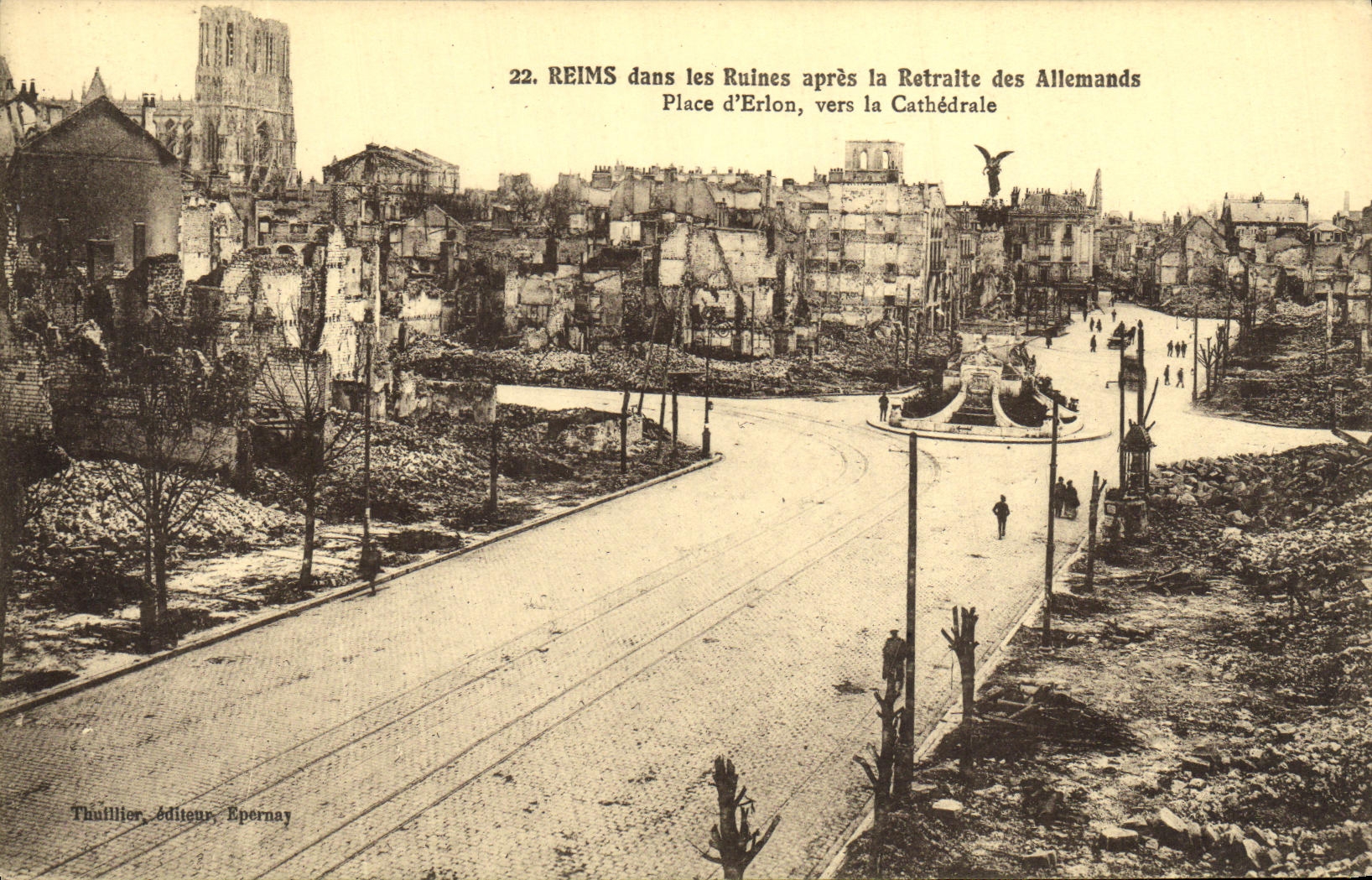 CPA Militaria Reims Dans Les Ruines apres la retraite des allemands Place d Erlon vers la cathedrale 