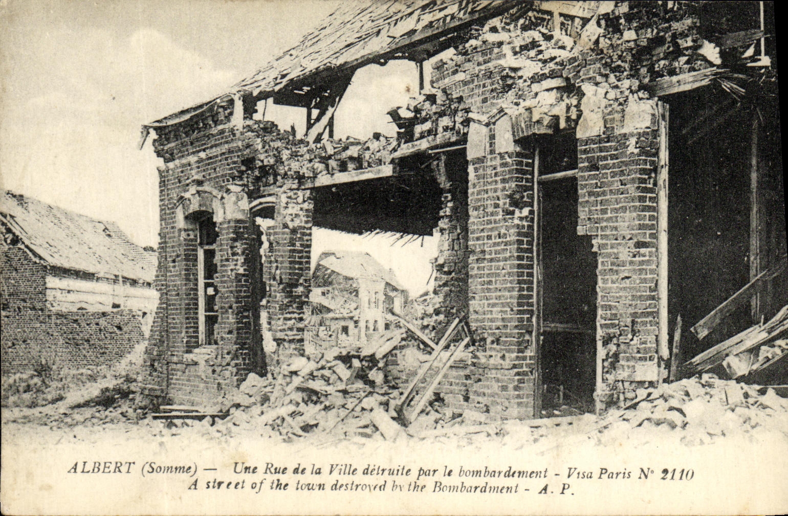 CPA Militaria Albert Une rue de la Ville detruite par le bombardement 