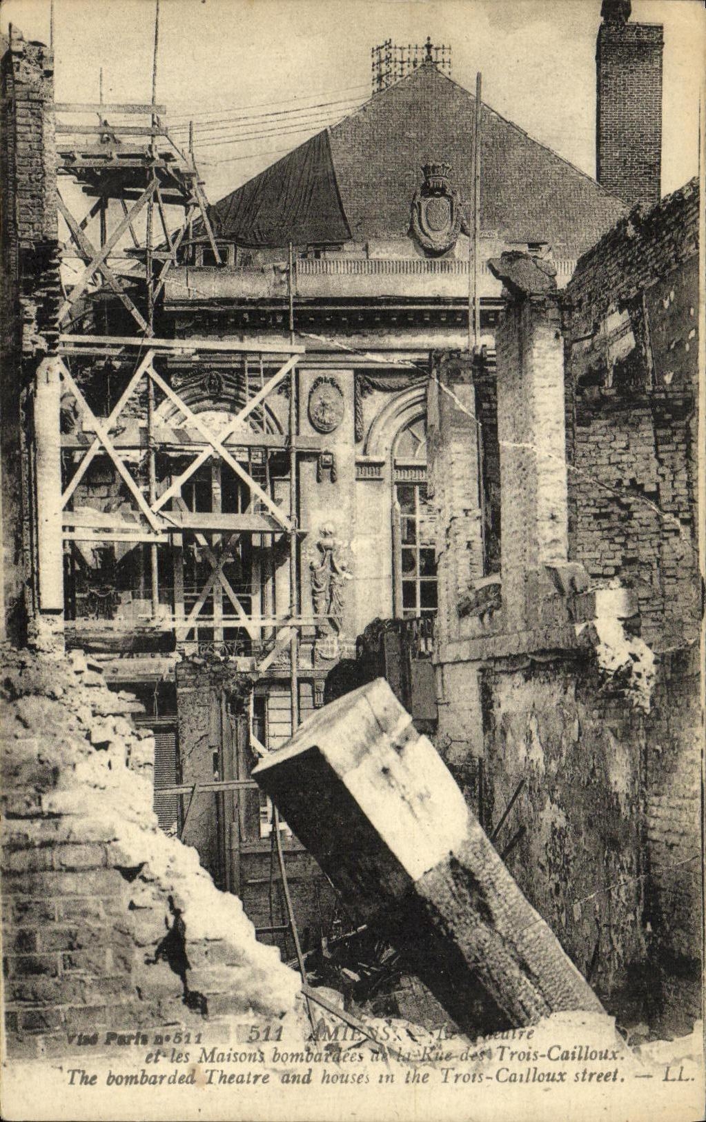 CPA Militaria Amiens Maisons Bombardes de la rue des Trois Cailloux 