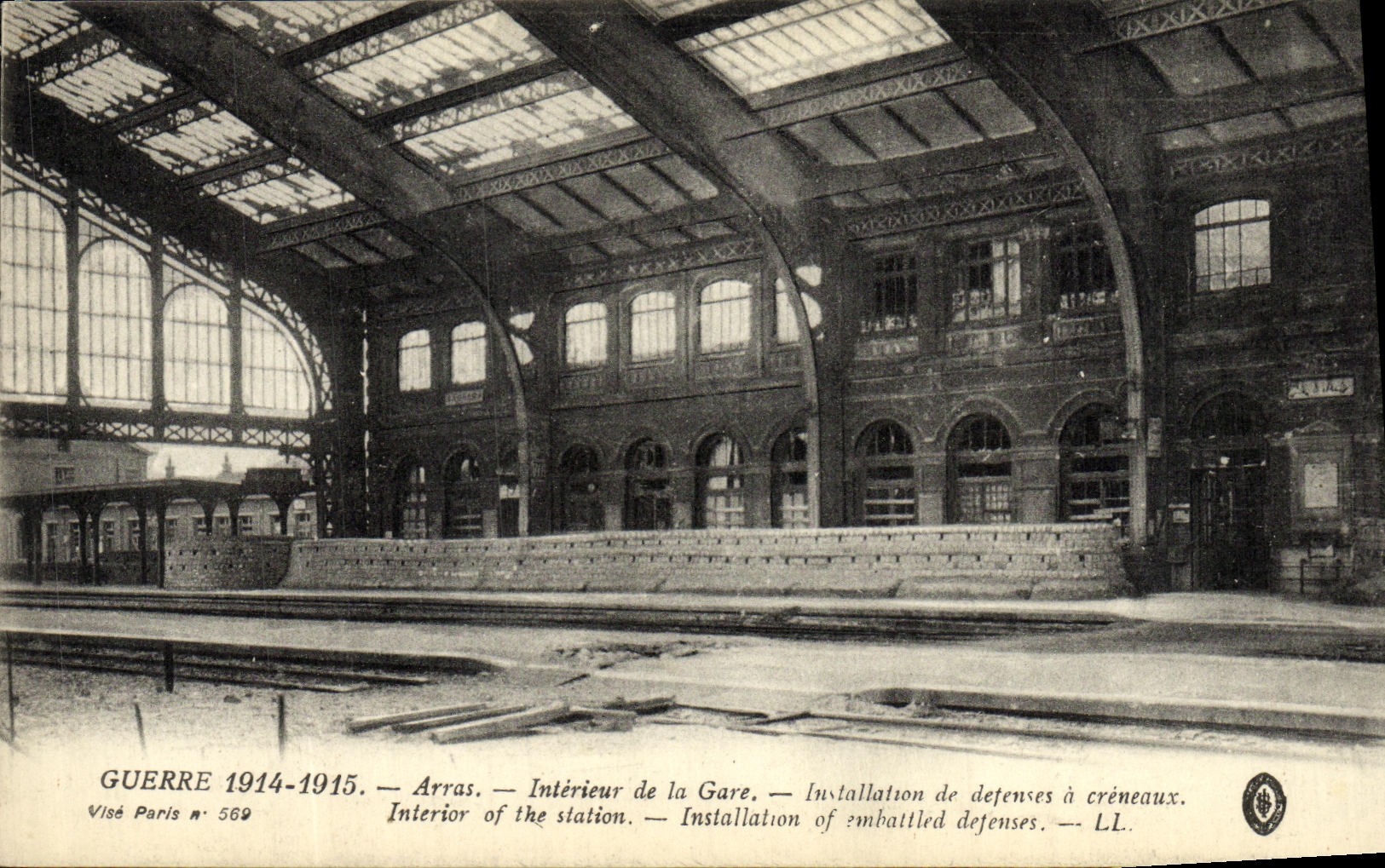 CPA Militaria Arras Interieur de la gare Installation de defenses a creneaux 