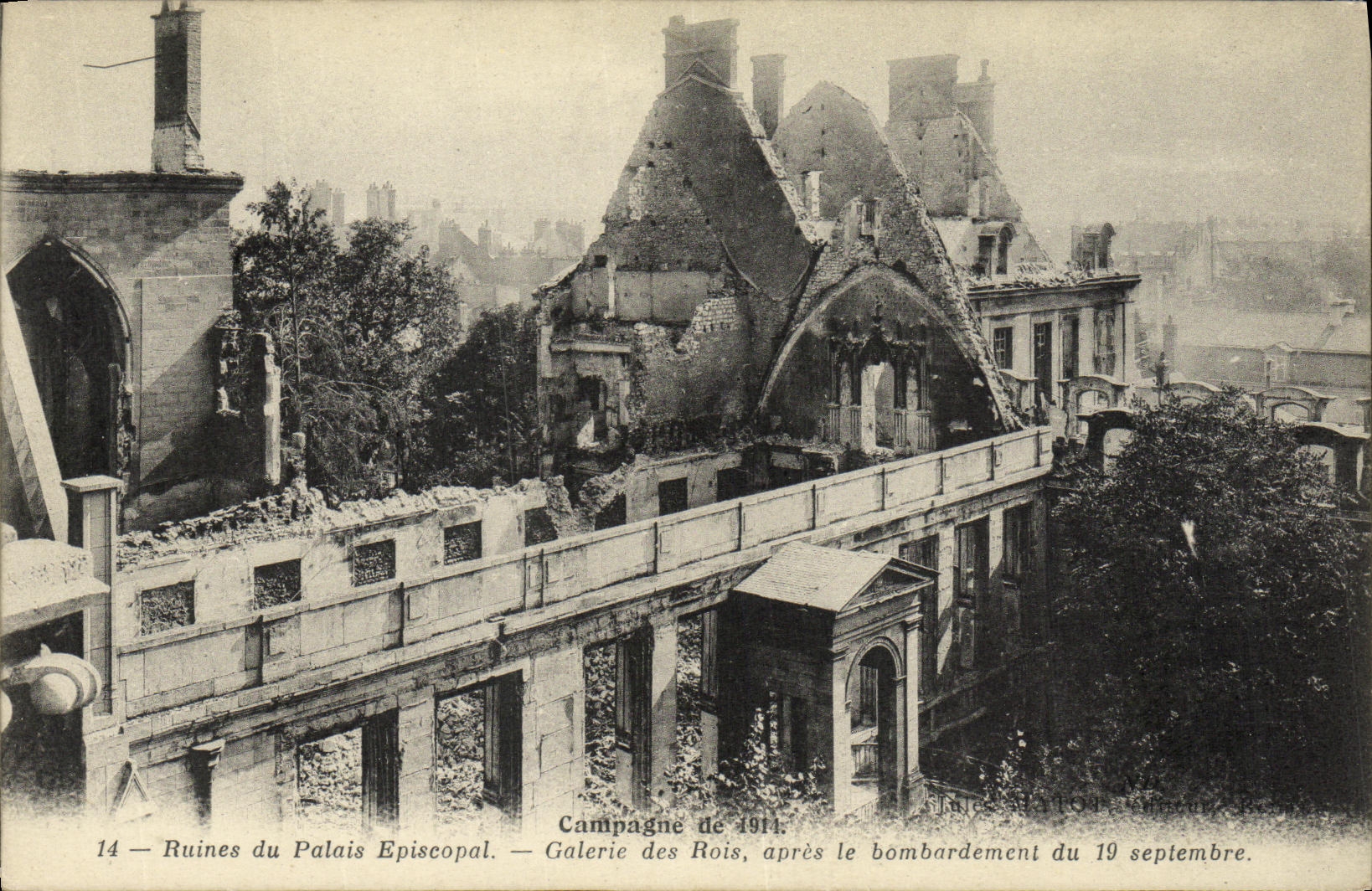 CPA Militaria Ruines du Palais Episcopal