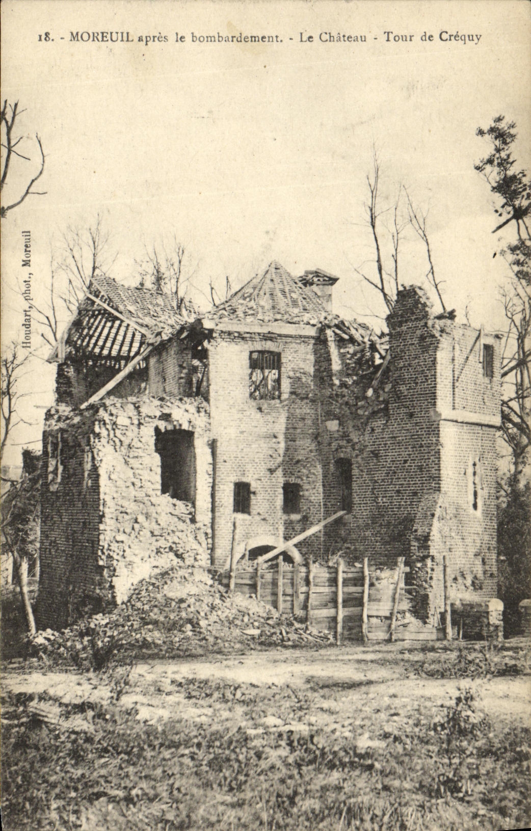 CPA Militaria Moreuil a Pres le Bombardement Le chateau Tour de Crequy 