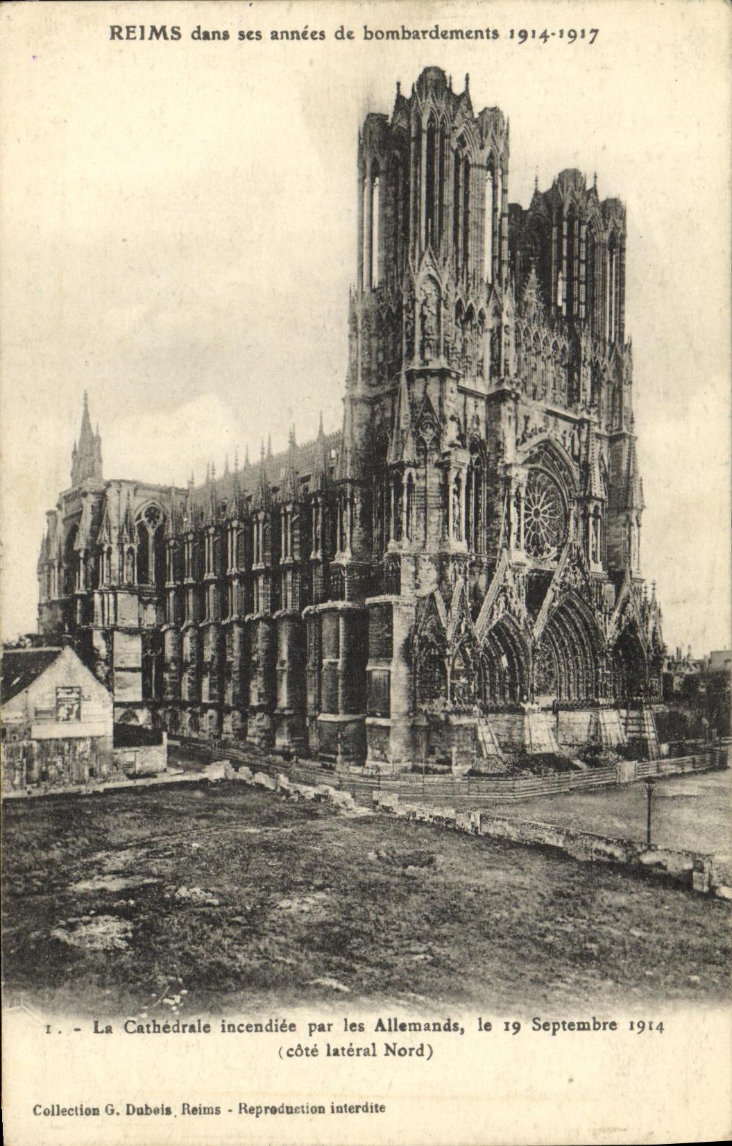 Reims dans ses années de bombardements 1914-1917 — La Cathédrale incendiée par les Allemands, le 19 Septembre 1914 (côté latéral Nord) — Collection G. Dubeis, Reims
