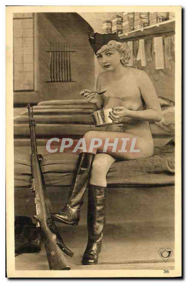 Femme nue avec casquette et bottes — scène de film — CPAPHIL n°36
