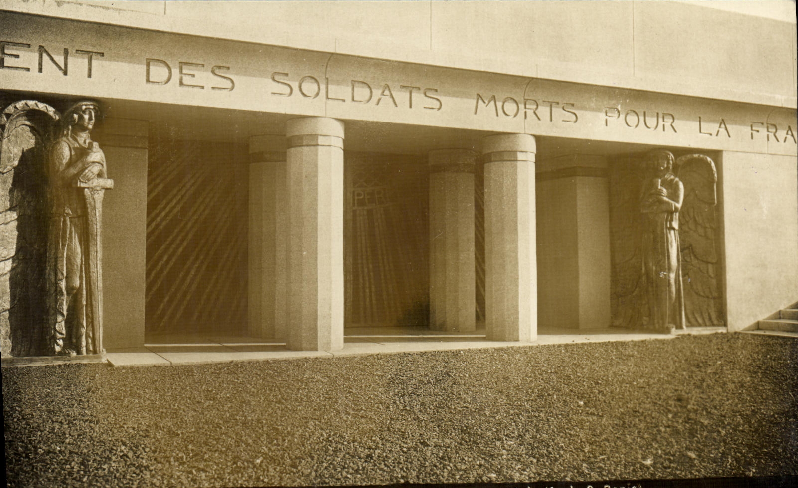 CPA Militaria Hertmannswitterkopf Entree de la crypte autel de la patrie 
