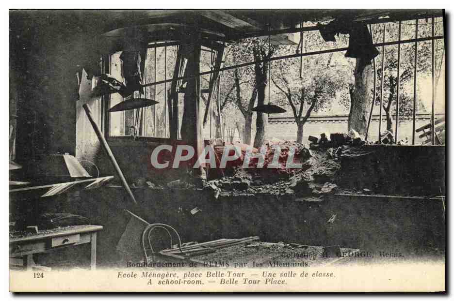 CPA Militaria Bombardement de Reims par les Allemands Ecole Menagere place Belle Tour Une salle de classe