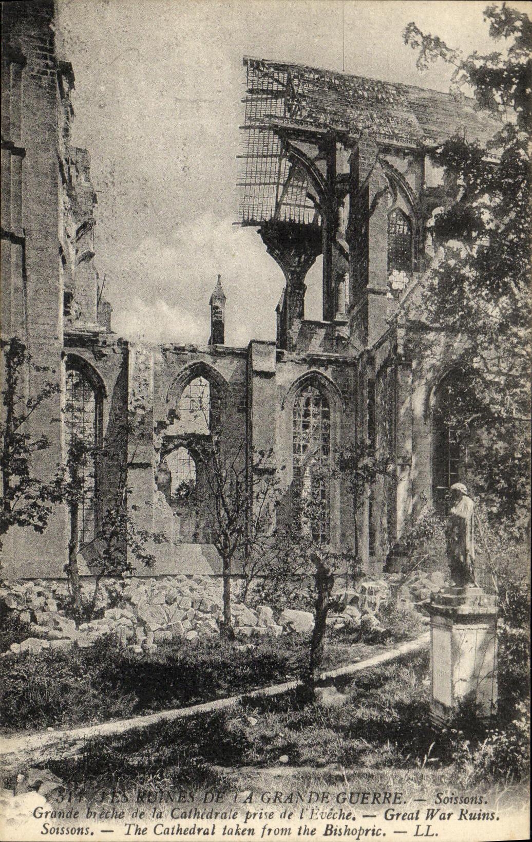 CPA Militaria Soissons Grande breche de la cathedrale prise de l eveche 