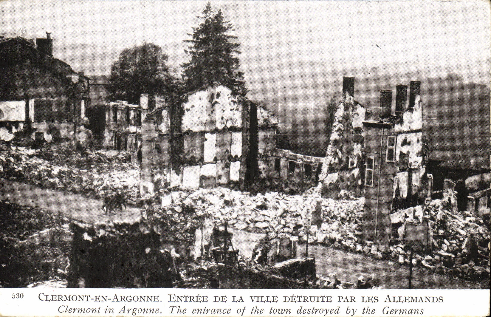 CPA Militaria Clermont en Argonne Entree de la Ville detruite par les Allemands