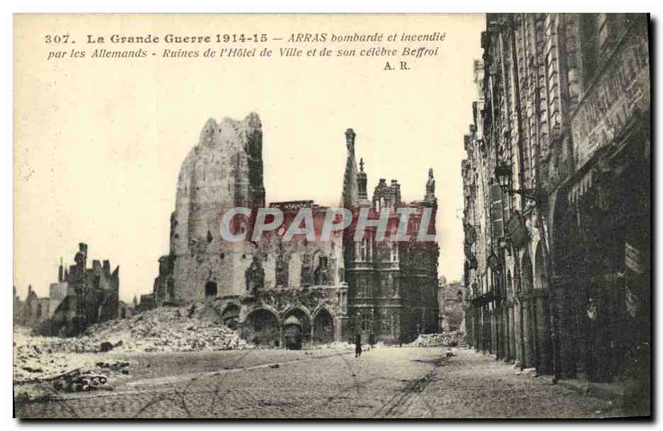 CPA Militaria La Grande Guerre Arras bombarde et inceedie par les Allemands Ruines de l hotel de ville et de son beffroi