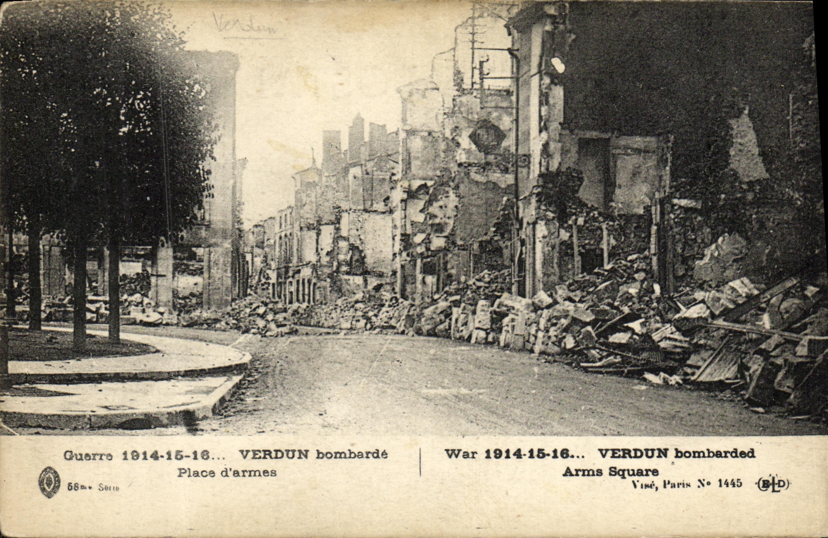 CPA Militaria Verdun bombarde Place d armes